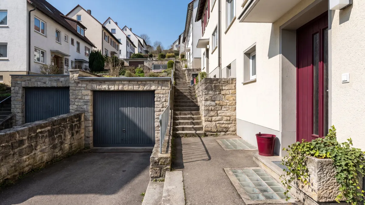 Hangstraße mit Garagen und Kellern unter Straßenniveau