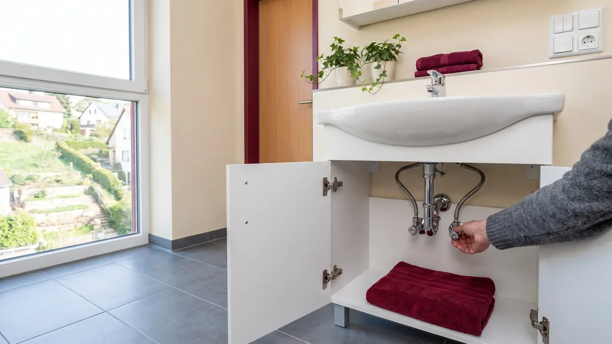 Eckventile unter dem Waschbecken werden geprüft